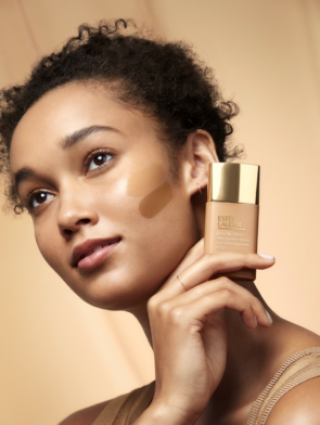 1_moda_haber_estee_lauder__Swatching_Double_Wear_Sheer_fondoten