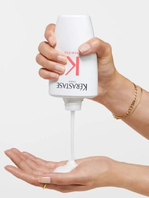 kerastase-premiere-bain-decalcifiant-repairing-shampoo-in-hand