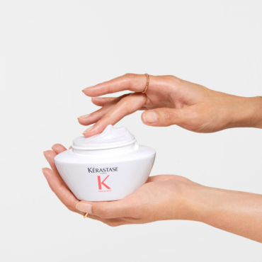 kerastase-premiere-masque-filler-anti-breakage-repairing-hair-mask-in-hand